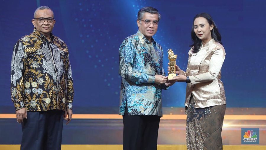 Foto bersama penerima penghargaan dalam acara Naker Inspirational Leadership Award 2025 di Balai Kartini, Jakarta, Senin (8/12/2025). (CNBC Indonesia/Faisal Rahman)