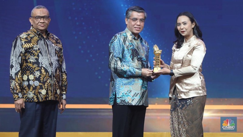 Foto bersama penerima penghargaan dalam acara Naker Inspirational Leadership Award 2025 di Balai Kartini, Jakarta, Senin (8/12/2025). (CNBC Indonesia/Faisal Rahman)