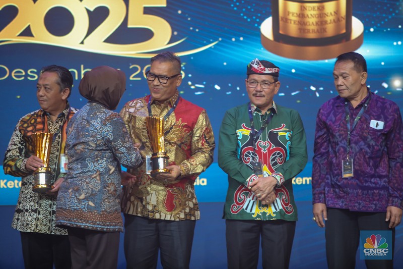Foto bersama penerima penghargaan dalam acara Naker Inspirational Leadership Award 2025 di Balai Kartini, Jakarta, Senin (8/12/2025). (CNBC Indonesia/Faisal Rahman)