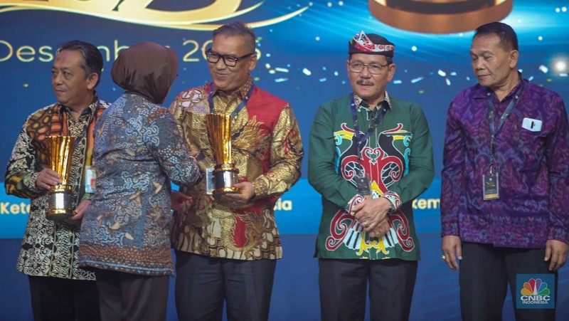 Foto bersama penerima penghargaan dalam acara Naker Inspirational Leadership Award 2025 di Balai Kartini, Jakarta, Senin (8/12/2025). (CNBC Indonesia/Faisal Rahman)