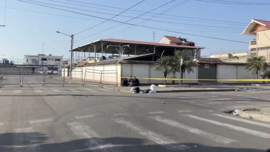 Polisi Ekuador menemukan 13 narapidana tewas di sebuah penjara di Machala, kota pelabuhan di barat daya negara itu, pada Minggu. Informasi tersebut dikonfirmasi Badan Pemasyarakatan Ekuador (SNAI) sehari setelahnya, Senin (8/12/2025). (Tangkapan Layar Video Reuters/TC TELEVISION)