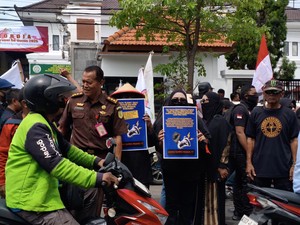 Soroti Kepemimpinan, Puluhan Warga di Sidoarjo Demo Hari Antikorupsi