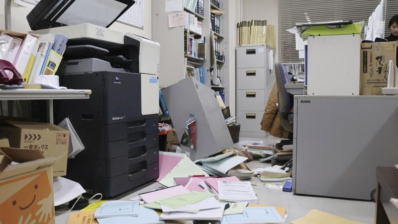 Rak buku dan dokumen yang jatuh saat gempa bumi terlihat di biro Hakodate Kyodo News di Hakodate, Hokkaido, Jepang, 8 Desember 2025 dalam foto yang diambil oleh Kyodo. (Mandatory credit Kyodo/via REUTERS)