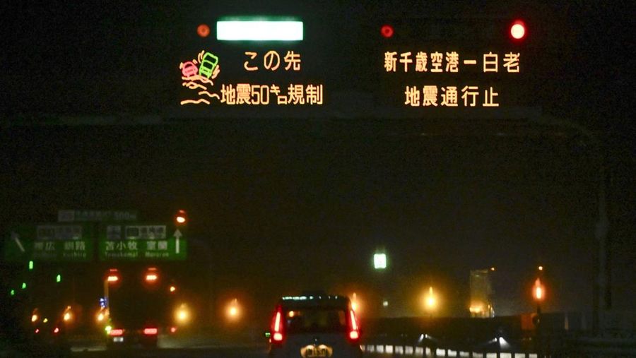 Rak buku dan dokumen yang jatuh saat gempa bumi terlihat di biro Hakodate Kyodo News di Hakodate, Hokkaido, Jepang, 8 Desember 2025 dalam foto yang diambil oleh Kyodo. (Mandatory credit Kyodo/via REUTERS)