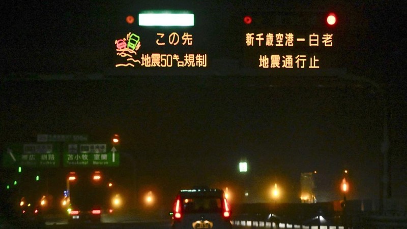 Rak buku dan dokumen yang jatuh saat gempa bumi terlihat di biro Hakodate Kyodo News di Hakodate, Hokkaido, Jepang, 8 Desember 2025 dalam foto yang diambil oleh Kyodo. (Mandatory credit Kyodo/via REUTERS)