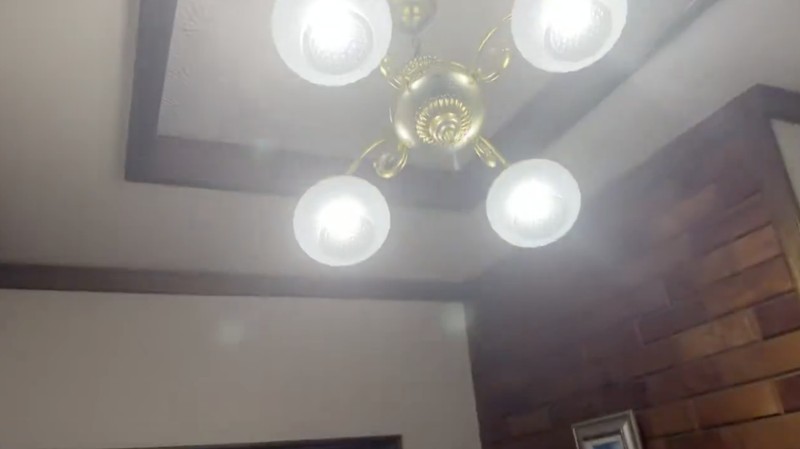 Rak buku dan dokumen yang jatuh saat gempa bumi terlihat di biro Hakodate Kyodo News di Hakodate, Hokkaido, Jepang, 8 Desember 2025 dalam foto yang diambil oleh Kyodo. (Mandatory credit Kyodo/via REUTERS)