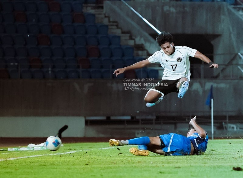 Timnas Indonesia U-22 mengawali perjalanan di SEA Games 2025 dengan hasil kurang memuaskan. Skuad asuhan menyudahi laga kedua Grup C dengan kekalahan 0-1 dari Filipina di 700 Anniversary Stadium, Senin (8/12/2025) malam WIB. (Dok. PSSI)