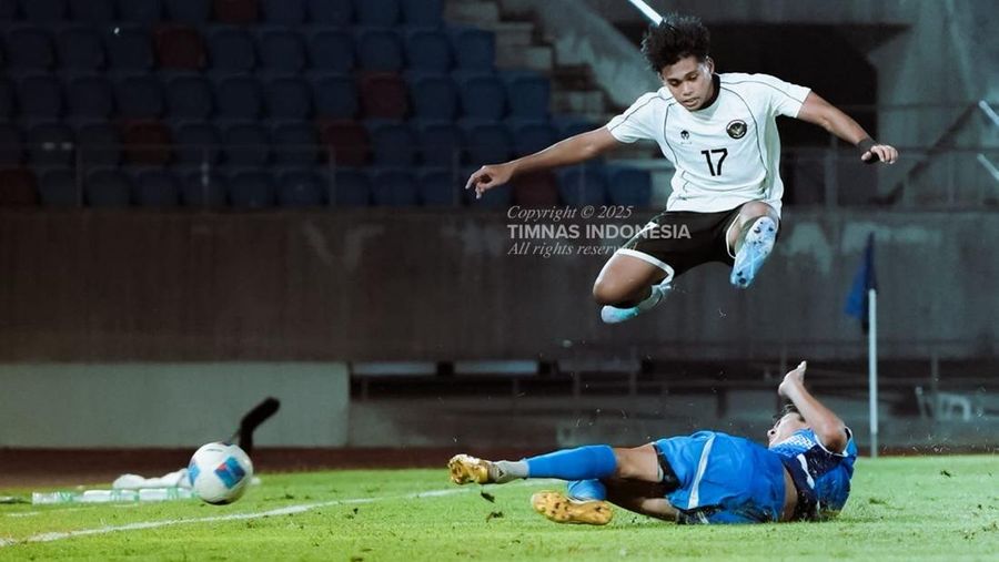 Timnas Indonesia U-22 mengawali perjalanan di SEA Games 2025 dengan hasil kurang memuaskan. Skuad asuhan menyudahi laga kedua Grup C dengan kekalahan 0-1 dari Filipina di 700 Anniversary Stadium, Senin (8/12/2025) malam WIB. (Dok. PSSI)