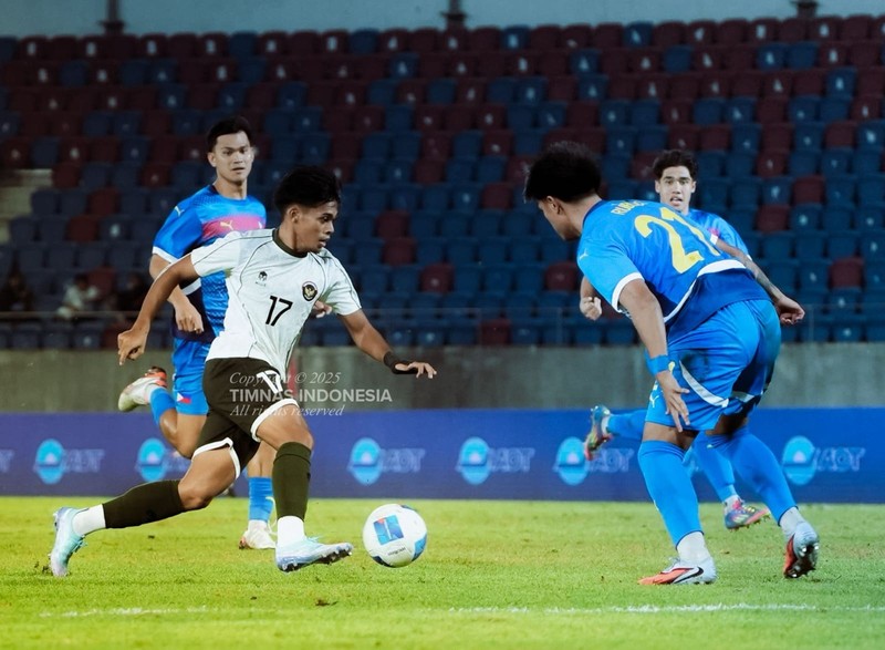 Timnas Indonesia U-22 mengawali perjalanan di SEA Games 2025 dengan hasil kurang memuaskan. Skuad asuhan menyudahi laga kedua Grup C dengan kekalahan 0-1 dari Filipina di 700 Anniversary Stadium, Senin (8/12/2025) malam WIB. (Dok. PSSI)