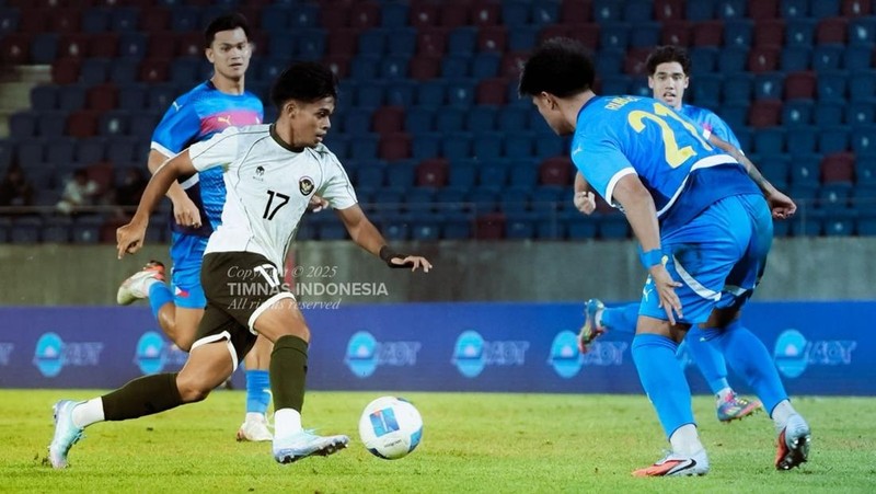 Timnas Indonesia U-22 mengawali perjalanan di SEA Games 2025 dengan hasil kurang memuaskan. Skuad asuhan menyudahi laga kedua Grup C dengan kekalahan 0-1 dari Filipina di 700 Anniversary Stadium, Senin (8/12/2025) malam WIB. (Dok. PSSI)