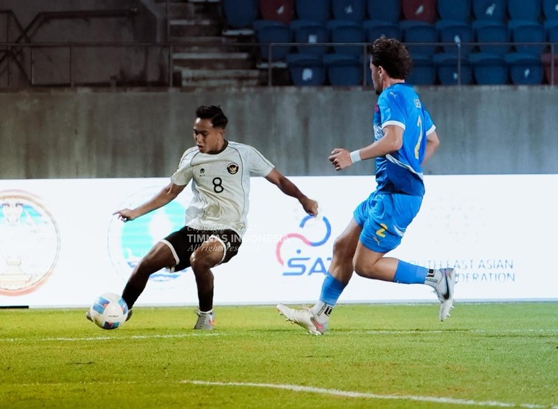 Timnas Indonesia U-22 mengawali perjalanan di SEA Games 2025 dengan hasil kurang memuaskan. Skuad asuhan menyudahi laga kedua Grup C dengan kekalahan 0-1 dari Filipina di 700 Anniversary Stadium, Senin (8/12/2025) malam WIB. (Dok. PSSI)