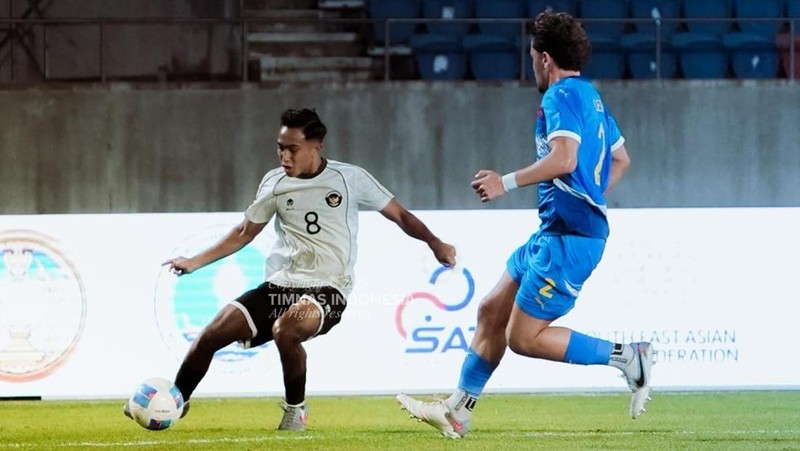 Timnas Indonesia U-22 mengawali perjalanan di SEA Games 2025 dengan hasil kurang memuaskan. Skuad asuhan menyudahi laga kedua Grup C dengan kekalahan 0-1 dari Filipina di 700 Anniversary Stadium, Senin (8/12/2025) malam WIB. (Dok. PSSI)