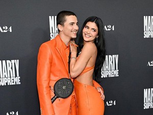 Makna Busana Serasi Oranye Timothee Chalamet & Kylie Jenner yang Jadi Sorotan