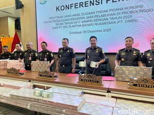Kejati Jatim Pamer Duit Rp 47 M-421 Ribu USD Sitaan Kasus Korupsi DABN