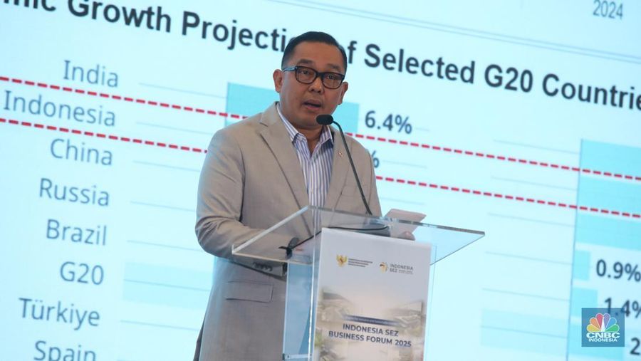 Wakil Menteri Penanaman Modal dan Industri Hilir (BKPM), Todotua Pasaribu saat menyampaikan paparan dalam Indonesia SEZ Business Forum 2025 di Jakarta, Selasa (9/12/2025). (CNBC Indonesia/Faisal Rahman)