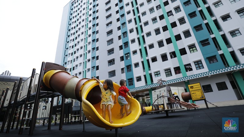 Gubernur DKI Jakarta, Pramono Anung saat menghadiri penyerahan kunci kepada warga Rumah Susun (Rusun) Jagakarsa, Jakarta Selatan, Selasa (9/12/2025). (CNBC Indonesia/Tri Susilo)