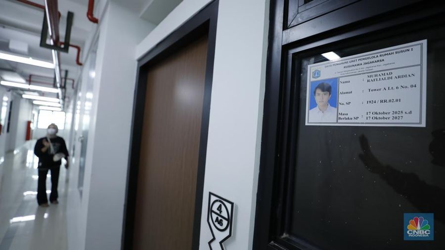 Gubernur DKI Jakarta, Pramono Anung saat menghadiri penyerahan kunci kepada warga Rumah Susun (Rusun) Jagakarsa, Jakarta Selatan, Selasa (9/12/2025). (CNBC Indonesia/Tri Susilo)