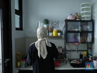 Warga beraktivitas setelah peresmian penyerahan kunci kepada warga Rumah Susun (Rusun) Jagakarsa, Jakarta Selatan, Selasa (9/12/2025). (CNBC Indonesia/Tri Susilo)