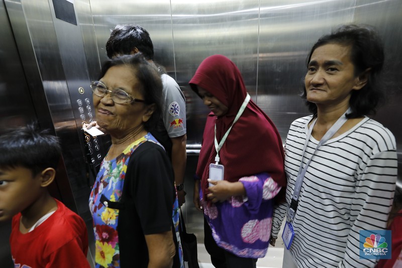 Gubernur DKI Jakarta, Pramono Anung saat menghadiri penyerahan kunci kepada warga Rumah Susun (Rusun) Jagakarsa, Jakarta Selatan, Selasa (9/12/2025). (CNBC Indonesia/Tri Susilo)