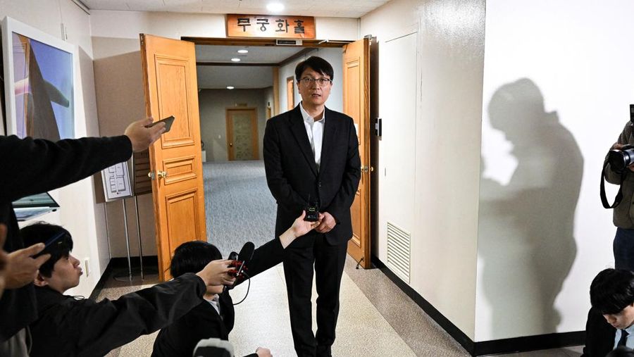 CEO Coupang, Park Dae-jun, menyampaikan permintaan maaf publik atas kebocoran informasi pribadi dari 33,7 juta akun pelanggan melalui akses data yang tidak sah, di Kompleks Pemerintahan di Seoul, Korea Selatan, 30 November 2025. (Yonhap via REUTERS)