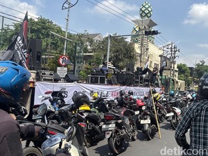 Awas Macet! Massa Demo Antikorupsi Padati Frontage Ahmad Yani Surabaya
