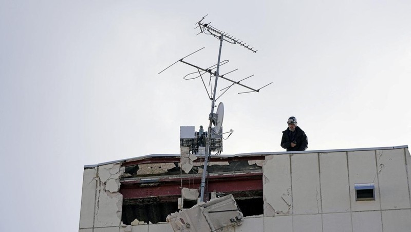 Seorang pekerja membersihkan bagian dalam fasilitas komersial di Hachinohe di Prefektur Aomori, timur laut Jepang, 9 Desember 2025, setelah gempa bumi kuat pada malam sebelumnya, dalam foto yang diambil oleh Kyodo. (Mandatory credit Kyodo/via REUTERS)