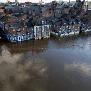 Badai Hantam Dua Negara Eropa, Jalanan Lumpuh Terendam Banjir