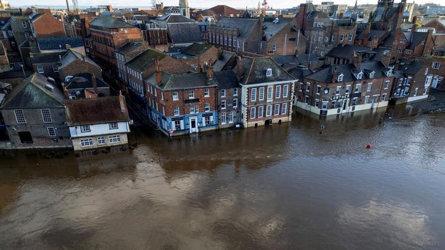 Badai Hantam Dua Negara Eropa, Jalanan Lumpuh Terendam Banjir