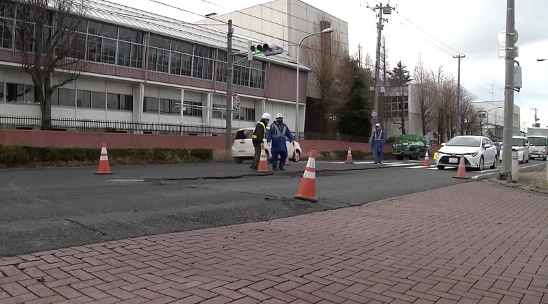 Seorang pekerja membersihkan bagian dalam fasilitas komersial di Hachinohe di Prefektur Aomori, timur laut Jepang, 9 Desember 2025, setelah gempa bumi kuat pada malam sebelumnya, dalam foto yang diambil oleh Kyodo. (Mandatory credit Kyodo/via REUTERS)