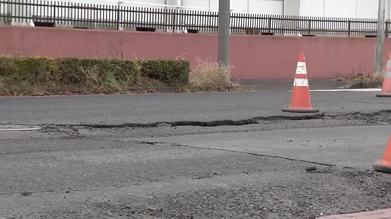 Seorang pekerja membersihkan bagian dalam fasilitas komersial di Hachinohe di Prefektur Aomori, timur laut Jepang, 9 Desember 2025, setelah gempa bumi kuat pada malam sebelumnya, dalam foto yang diambil oleh Kyodo. (Mandatory credit Kyodo/via REUTERS)