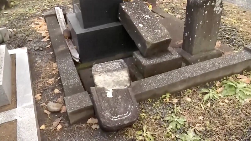 Seorang pekerja membersihkan bagian dalam fasilitas komersial di Hachinohe di Prefektur Aomori, timur laut Jepang, 9 Desember 2025, setelah gempa bumi kuat pada malam sebelumnya, dalam foto yang diambil oleh Kyodo. (Mandatory credit Kyodo/via REUTERS)