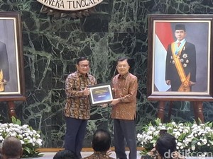 Jusuf Kalla Dinobatkan Tokoh Kemanusiaan dan Perdamaian di Anugerah Dewan Pers