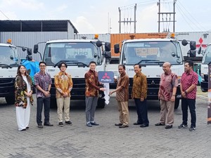 Mitsubishi Fuso Serahkan 10 Unit Fighter X ke Pengusaha di Surabaya