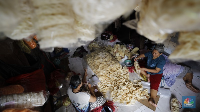 Industri kerupuk rumahan kawasan Kebayoran Lama, Jakarta, Rabu  (10/12/2025). (CNBC Indonesia/Tri Susilo)