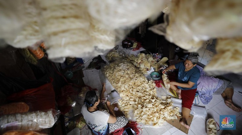 Industri kerupuk rumahan kawasan Kebayoran Lama, Jakarta, Rabu  (10/12/2025). (CNBC Indonesia/Tri Susilo)