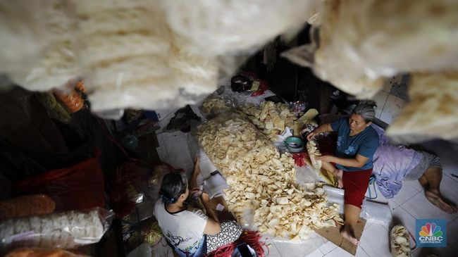 Penampakan Pabrik Rumahan di Jakarta Goreng 3 Kuintal Kerupuk per Hari