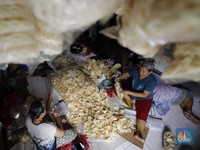 Penampakan Pabrik Rumahan di Jakarta Goreng 3 Kuintal Kerupuk per Hari
