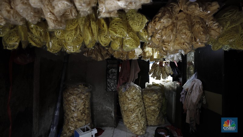 Industri kerupuk rumahan kawasan Kebayoran Lama, Jakarta, Rabu  (10/12/2025). (CNBC Indonesia/Tri Susilo)