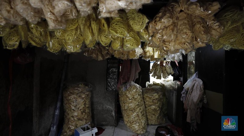Industri kerupuk rumahan kawasan Kebayoran Lama, Jakarta, Rabu  (10/12/2025). (CNBC Indonesia/Tri Susilo)