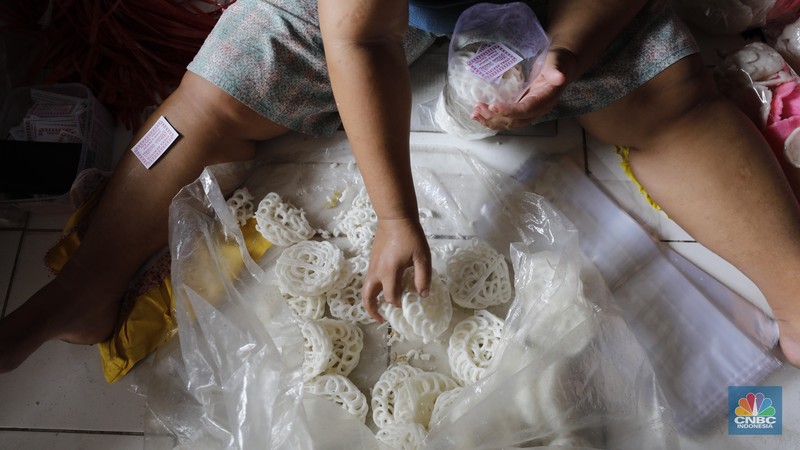 Industri kerupuk rumahan kawasan Kebayoran Lama, Jakarta, Rabu  (10/12/2025). (CNBC Indonesia/Tri Susilo)