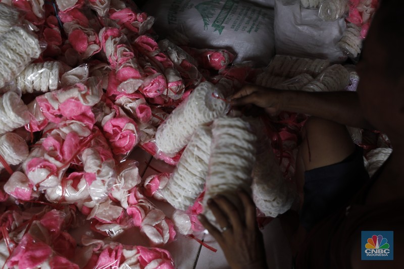 Industri kerupuk rumahan kawasan Kebayoran Lama, Jakarta, Rabu  (10/12/2025). (CNBC Indonesia/Tri Susilo)