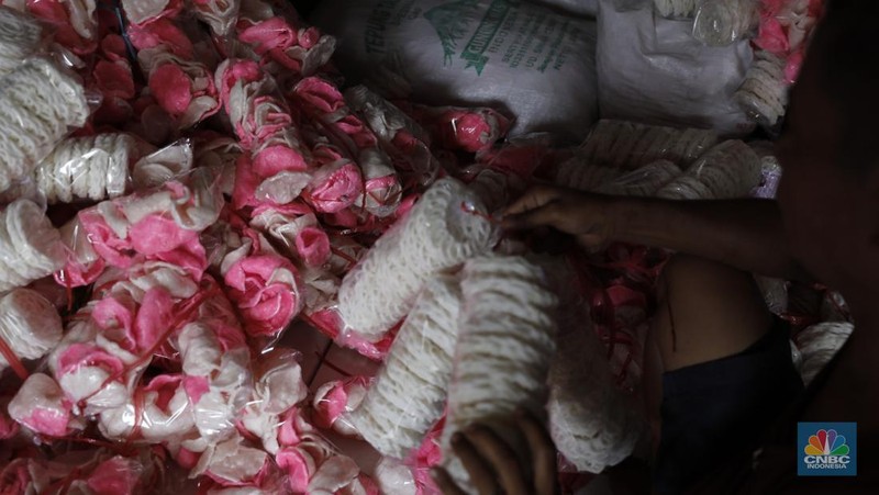 Industri kerupuk rumahan kawasan Kebayoran Lama, Jakarta, Rabu  (10/12/2025). (CNBC Indonesia/Tri Susilo)