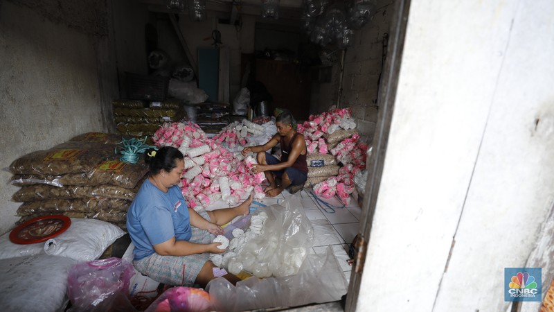 Industri kerupuk rumahan kawasan Kebayoran Lama, Jakarta, Rabu  (10/12/2025). (CNBC Indonesia/Tri Susilo)