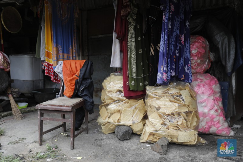Industri kerupuk rumahan kawasan Kebayoran Lama, Jakarta, Rabu  (10/12/2025). (CNBC Indonesia/Tri Susilo)