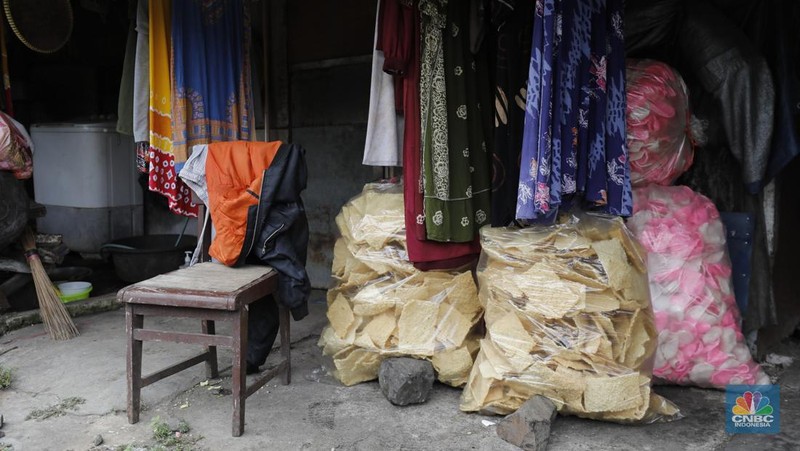 Industri kerupuk rumahan kawasan Kebayoran Lama, Jakarta, Rabu  (10/12/2025). (CNBC Indonesia/Tri Susilo)