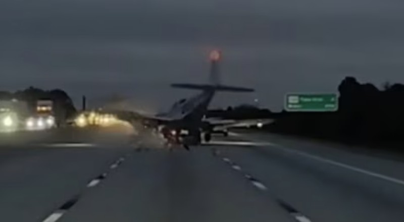 Sebuah pesawat kecil yang mengalami masalah mesin melakukan pendaratan darurat di atas sebuah mobil yang sedang bergerak di Jalan Raya Interstate-95 di Florida. ( Tangkapan Layar Instagram TRT Word/James Coffey)