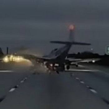 Detik-Detik Pesawat Jatuh di Jalan Raya, Terekam Dashcam Mobil