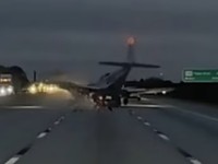 Detik-Detik Pesawat Jatuh di Jalan Raya, Terekam Dashcam Mobil