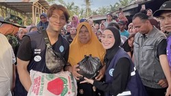 Hamil Besar Gak Halangi Lesti Kejora Ikut Datangi Lokasi Bencana di Sumatera