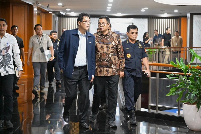 Menteri Keuangan (Menkeu), Purbaya Yudhi Sadewa saat melakukan kunjungan ke Kantor Bea Cukai di Jakarta, Selasa (9/12/2025). (Instagram/menkeuri)